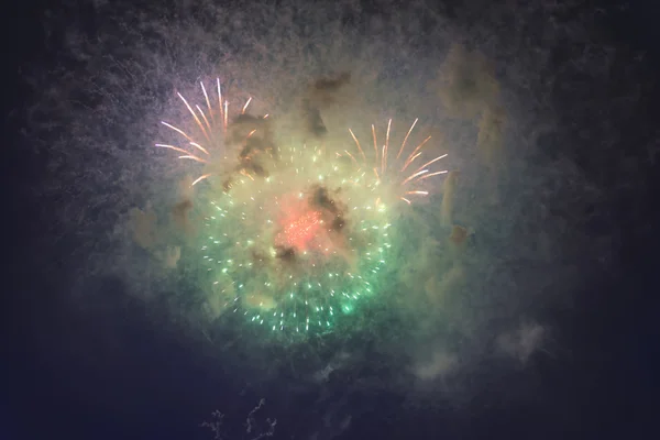 Feuerwerk am nächtlichen dunklen Himmel — Stockfoto