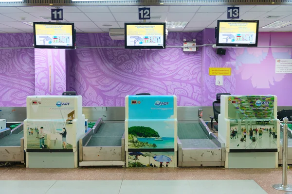 Balcões de check-in no aeroporto — Fotografia de Stock