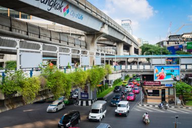 multilevel bangkok met verkeer op straat, voetgangers en skytra