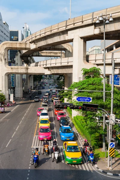 Многоуровневый Бангкок с движением по улицам и SkyTrain — стоковое фото