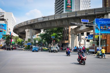 motosiklet ve otomobil üzerinde bangkok sokak
