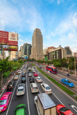 modern bir şehir acele saat trafik sıkışıklığı