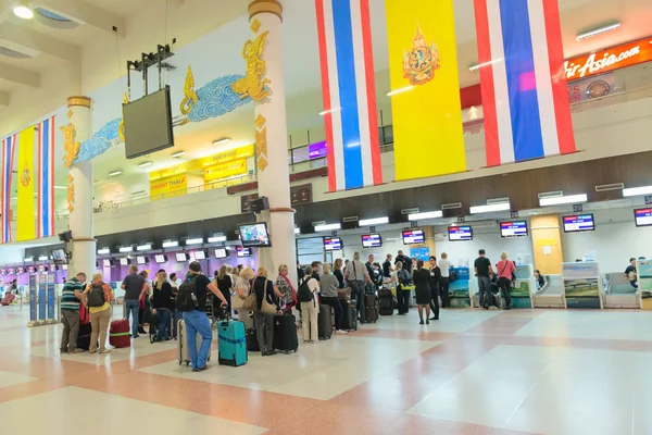 Passagerare kö nära incheckningsdiskar på flygplatsen — Stockfoto