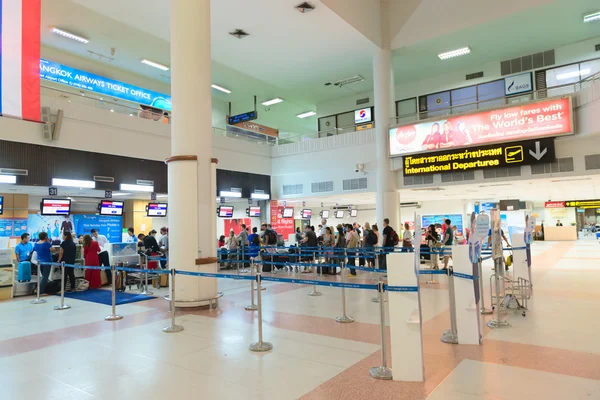 Fila de passageiros perto de balcões de check-in no aeroporto — Fotografia de Stock