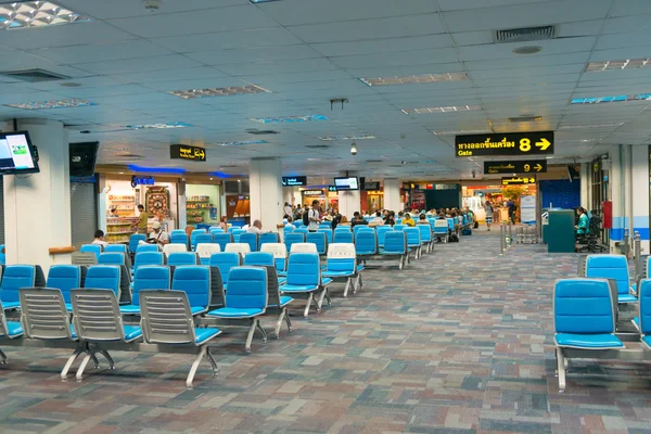 Terminal de partida sala de espera com portões no aeroporto — Fotografia de Stock