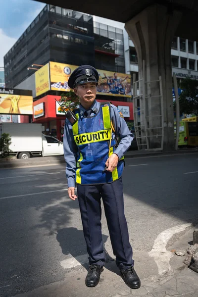 Bangkok veiligheid man in uniform op straat — Zdjęcie stockowe