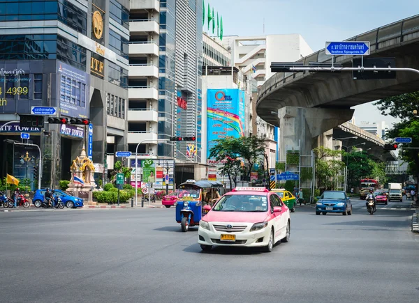 Taksi ve geleneksel tuk-tuk bangkok cadde üzerinde — Stok fotoğraf