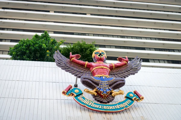 Garuda mytiska fågel bild på fasaden av bangkok bank — Stockfoto