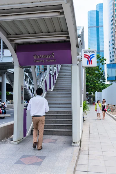 男は、スカイトレイン bts 駅に入る — ストック写真