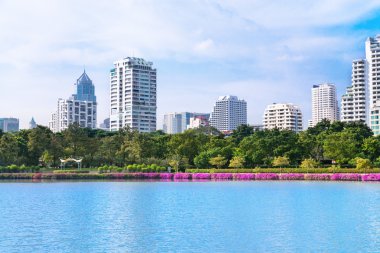 park ve Gölü yakınında yaşayan bölgesinin modern şehir manzarası
