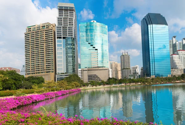 Ciudad moderna skyline de distrito de negocios centro y parque verde —  Fotos de Stock