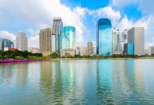 Skyline cidade moderna com reflexão no lago — Fotografia de Stock