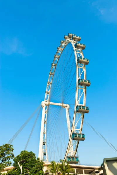 Ferris wheel under blue sky — Stock Photo, Image