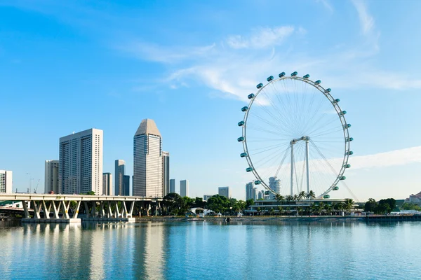 Ferris wheel in the modern city — Stock Photo, Image