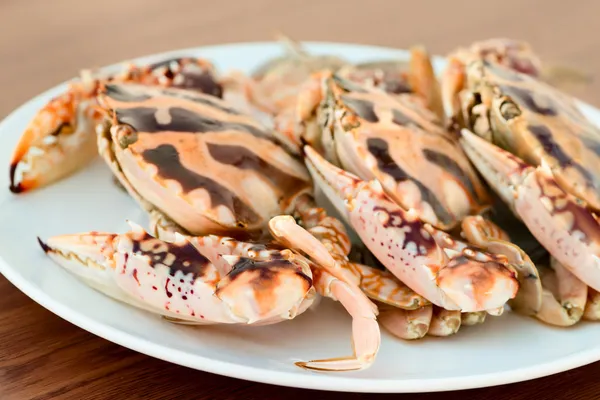 Store krabber på hvit plate – stockfoto