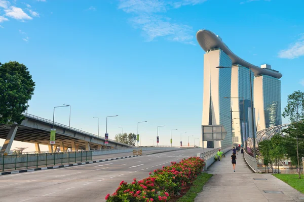 Utsikt fra Marina Bay Sands fra Bayfront Ave Bridge . – stockfoto