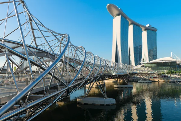 Marina Bay Sands e il moderno ponte Helix — Foto Stock