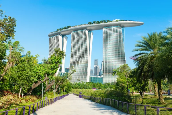 Marina Bay Sands back view from Gardens by the Bay — Stock Photo, Image