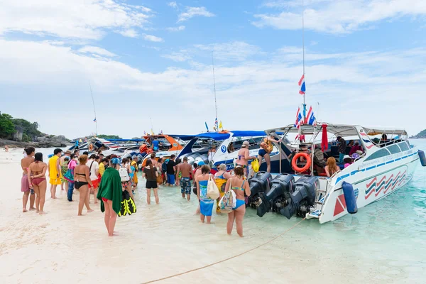 Tourists go on board the speed boat on the beach — Stock Photo, Image