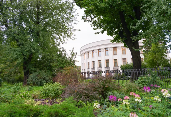 Parliament of Ukraine (Verkhovna Rada) in Kiev, Ukraine in green — Stock Photo, Image