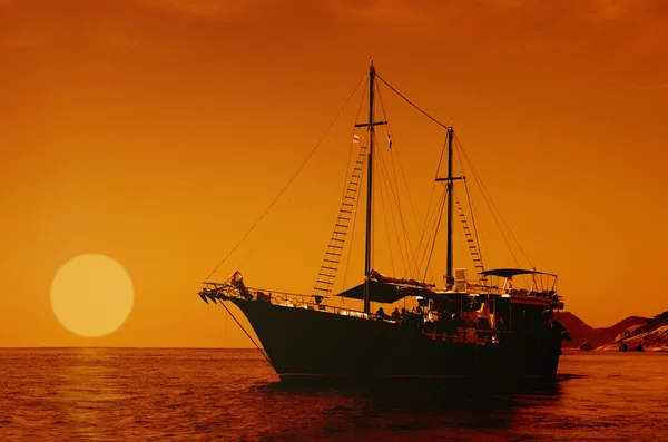 Żaglowiec na morzu słońca panoramę. — Zdjęcie stockowe