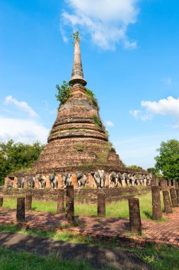 Budist stupa veya chedi Tapınağı kalıntıları