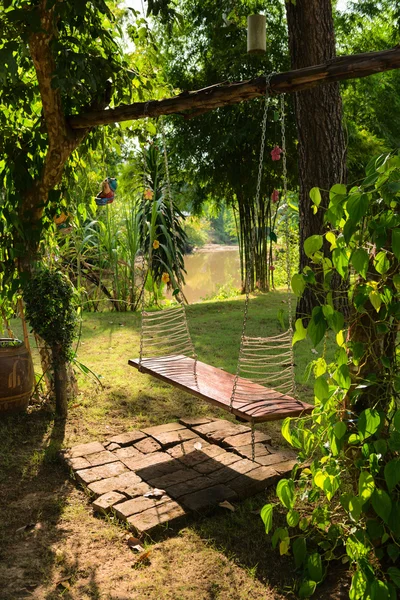 Siedzisko huśtawki samotny w tropikalnym parku — Zdjęcie stockowe