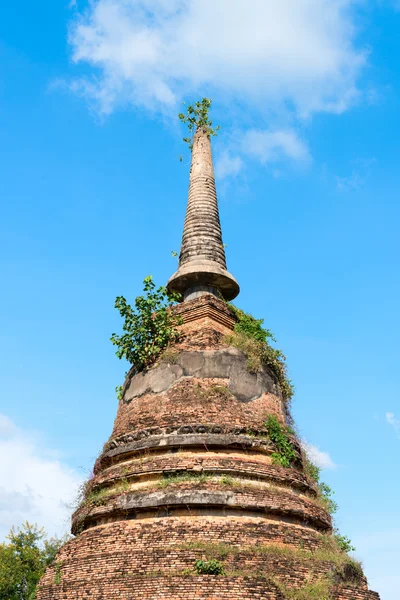 Ruïnes van boeddhistische stoepa of chedi tempel — Stockfoto