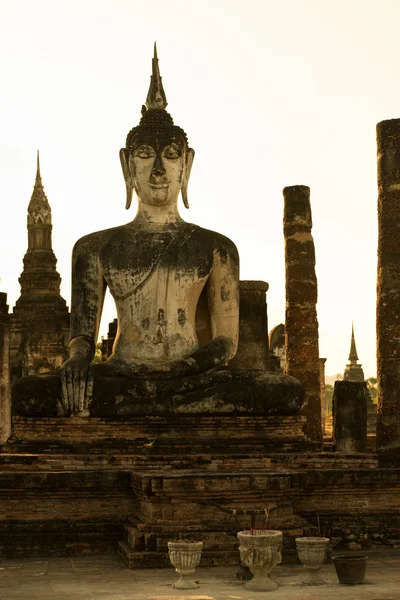 Estatua de Buda en ruinas del antiguo templo budista —  Fotos de Stock