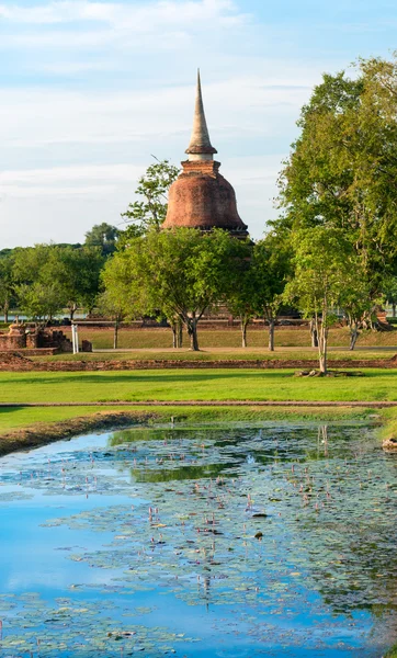 Ruins of Buddhist stupa or chedi in Sukhothai historical park in — Stock Photo, Image