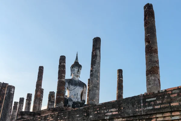 Estatua de Buda en ruinas del antiguo templo budista — Foto de Stock