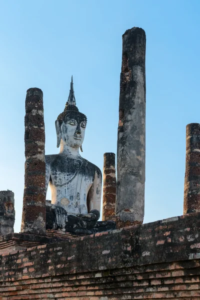 Socha Buddhy v starý buddhistický chrám ruin — Stock fotografie