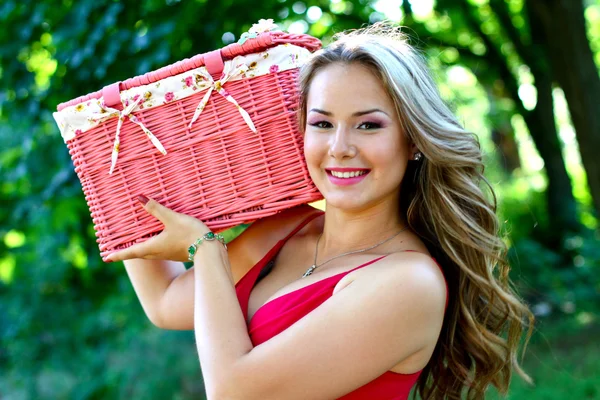 Kaukasiska ung kvinna med rosa vintage korg — Stockfoto