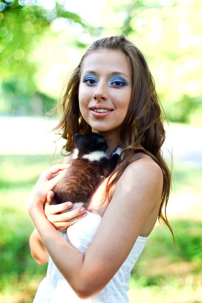 Caucasian girl with cute kitten — Stock Photo, Image