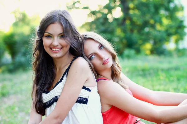 Duas amigas caucasianas bastante sorridentes — Fotografia de Stock