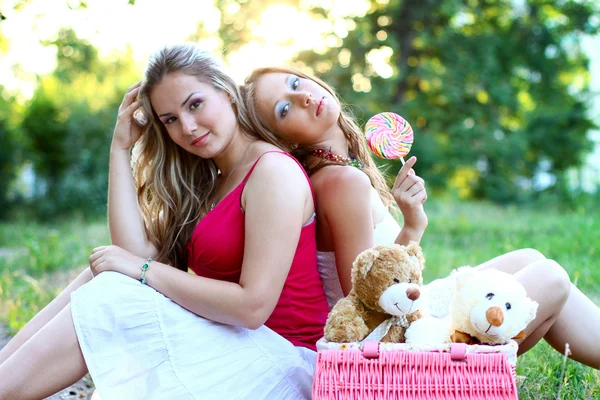 Twee mooie Kaukasische vrouwen met lolly — Stockfoto