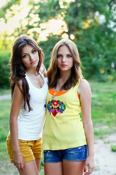 Two pretty caucasian girls friends — Stock Photo, Image