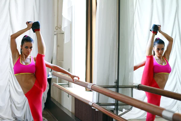 Fiatal kaukázusi nő táncos rózsaszín ruhát — Stock Fotó