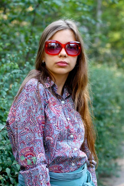 Vacker kaukasisk kvinna på gatan — Stockfoto