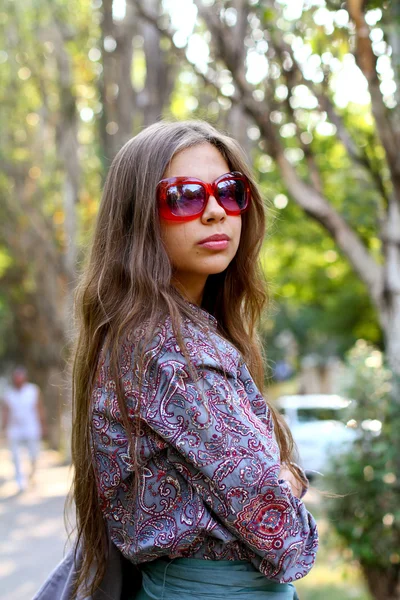 Mulher branca bonita na rua — Fotografia de Stock