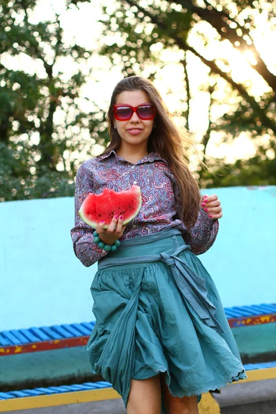 Schönes lächelndes Modell mit Wassermelone — Stockfoto