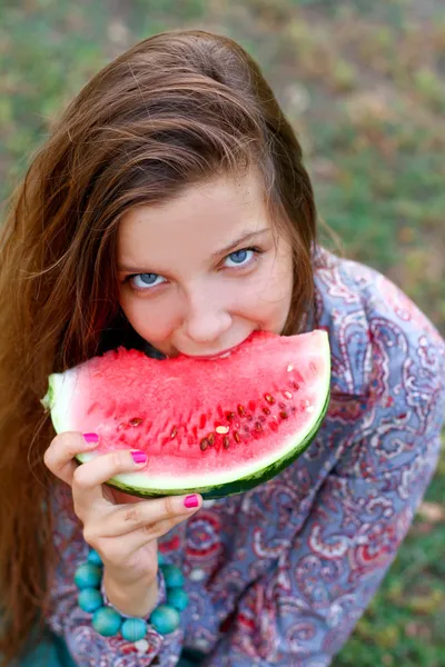 Schöne lächelnde Mädchen mit frischer Wassermelone — Stockfoto