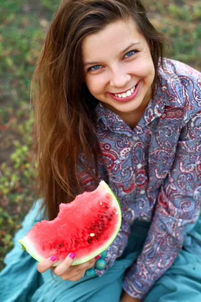 Leende flicka med vattenmelon — Stockfoto
