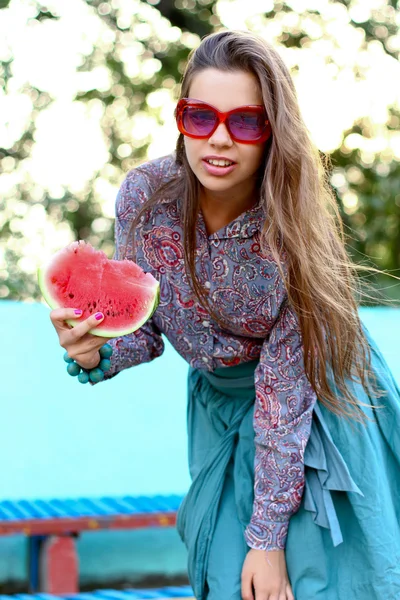 Smiling girl with watermelon — Stock fotografie