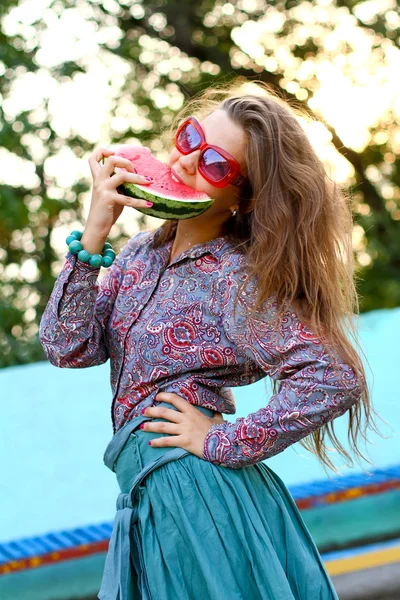 Lächelndes Mädchen isst Wassermelone — Stockfoto