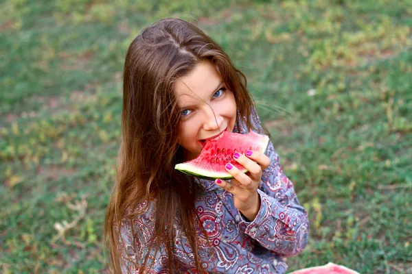 Leende flicka med vattenmelon — Stockfoto