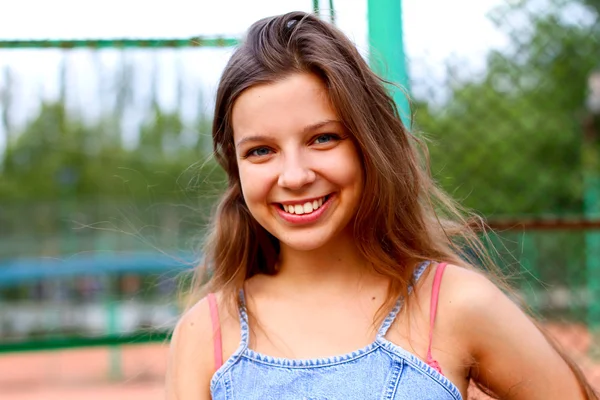 Adolescente sonriente — Foto de Stock
