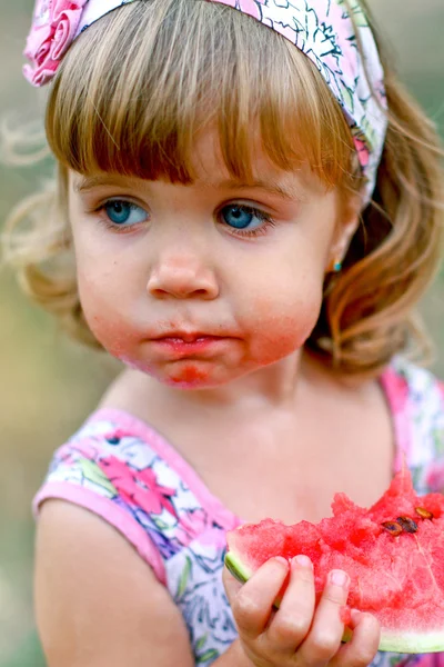 Caucasian little girl eats a slice of watermelon — Stock Photo, Image