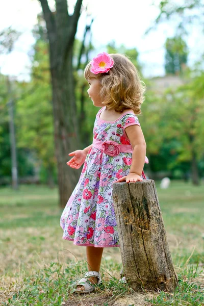 Kaukasiska liten flicka promenader i parken — Stockfoto