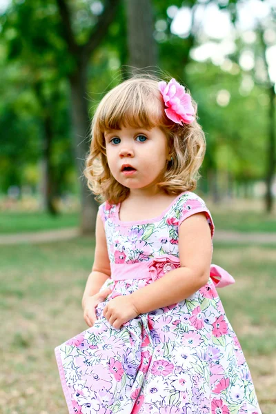 Petite fille caucasienne marchant dans le parc — Photo